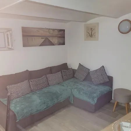 Joli Rez De Jardin Apartment